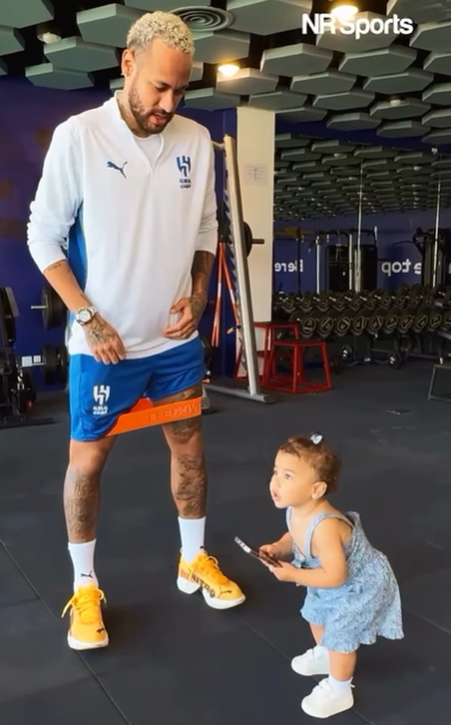 Neymar exibe rotina de fisioterapia ao lado da filha, Mavie: "Bem  acompanhado no treino de hoje" | Celebridades | Vogue