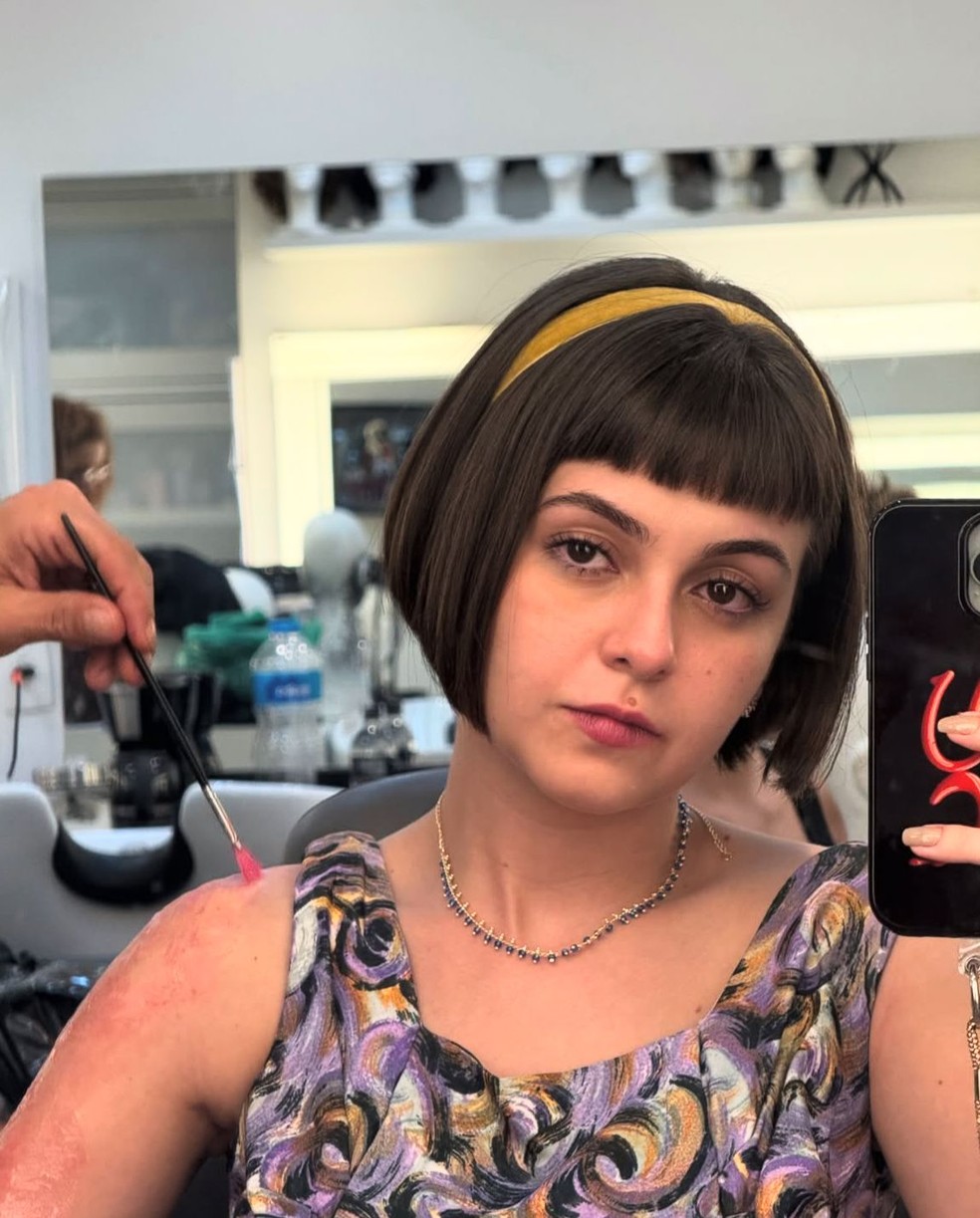 Klara Castanho mostra caracterização de sua personagem em Garota do Momento — Foto: Reprodução/Instagram