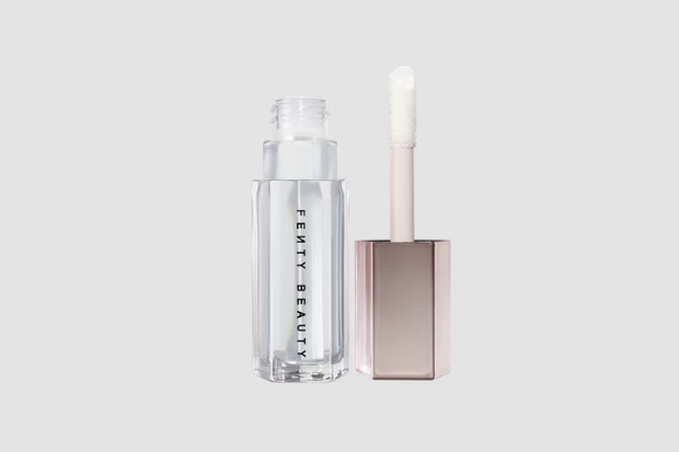 Lip gloss Bomb Universal Luminizer Glass Slipper, da Fenty Beauty - Preço sugerido: R$ 172 — Foto: Reprodução