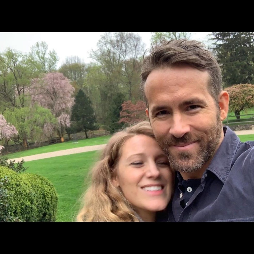 ryan-reynolds-parabeniza-blake-lively-com-fotos-espont-neas