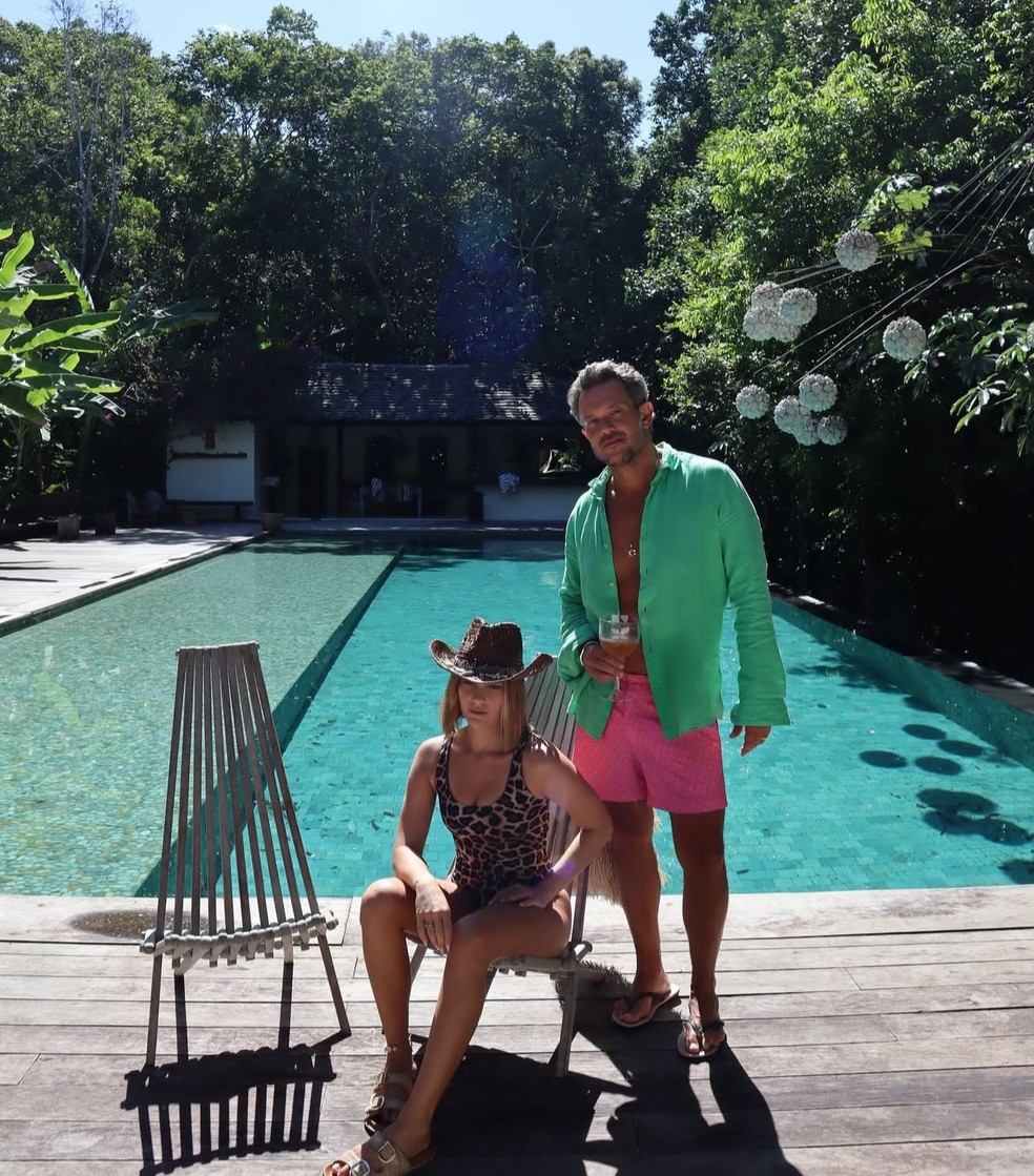 Isabella Santoni posa com o marido, Henrique Blecher — Foto: Reprodução/Instagram