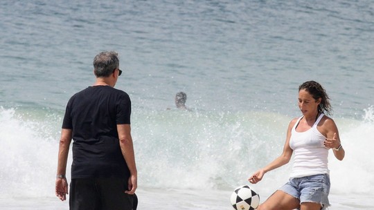 Andrea Beltrão joga altinha com o marido em praia do Rio de Janeiro
