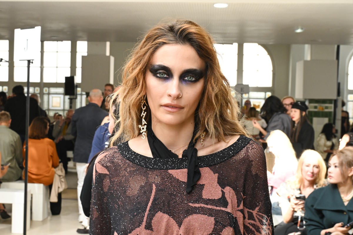 Paris Jackson aposta em minissaia e maquiagem marcante para