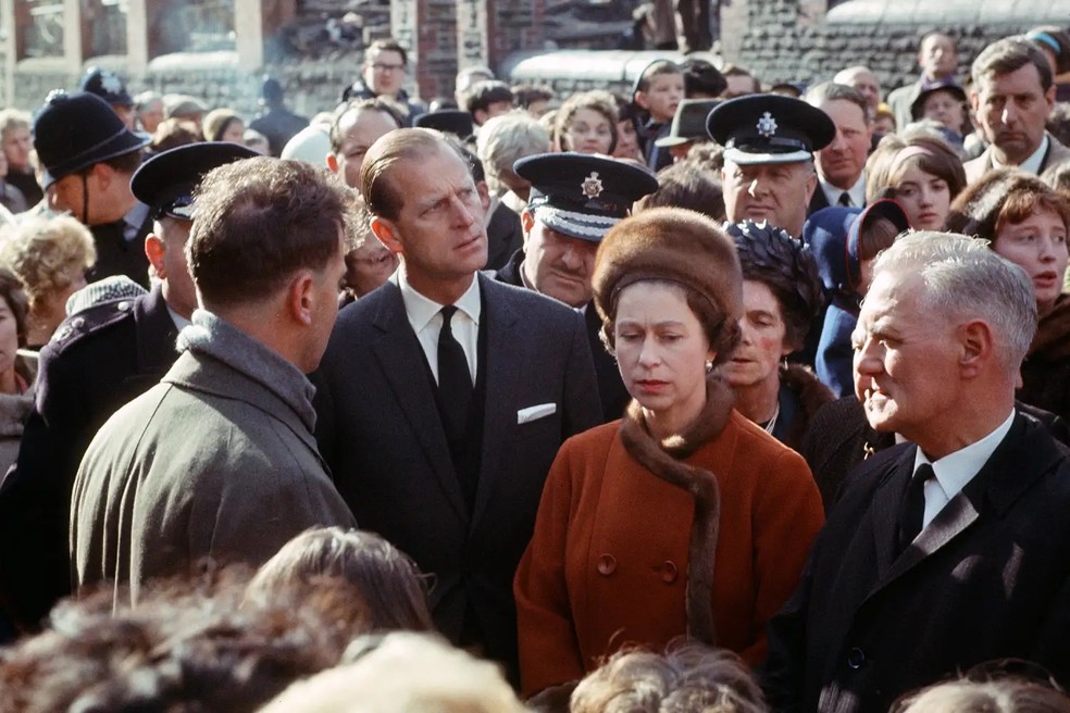 O príncipe Philip e a rainha visitam Aberfan em 29 de outubro de 1966, oito dias após o desastre na mina que matou 116 crianças em idade escolar e 28 adultos. — Foto: Getty Images