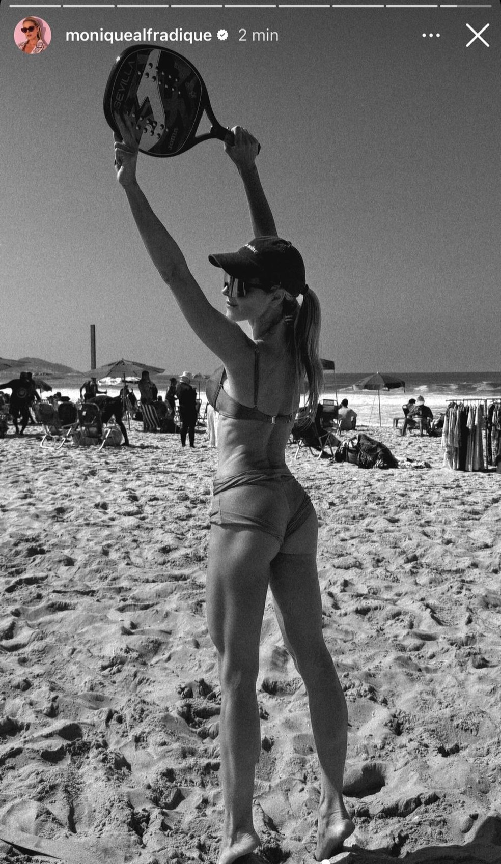Monique Alfradique na praia — Foto: Reprodução/Instagram