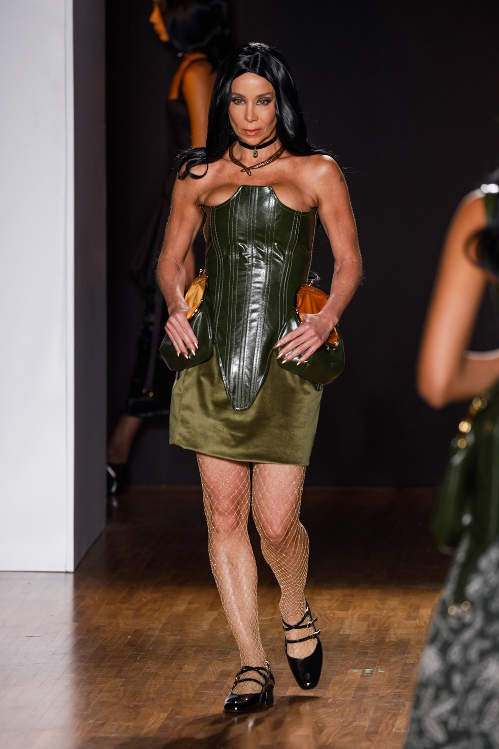 SPFW: Danielle Winits surpreende ao surgir de peruca preta na passarela