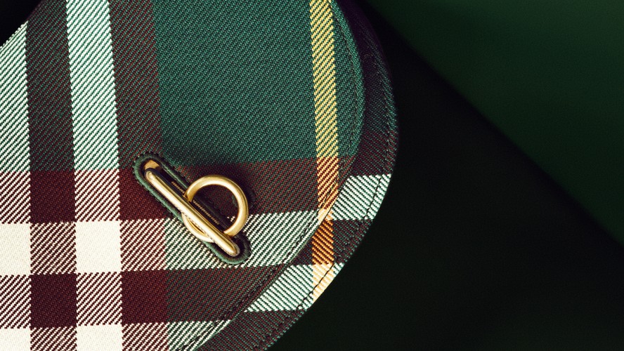 Nova it bag da Burberry evoca o universo equestre e inspira se em classicos cavalos de balanco infantis Marcas Parceiras Vogue
