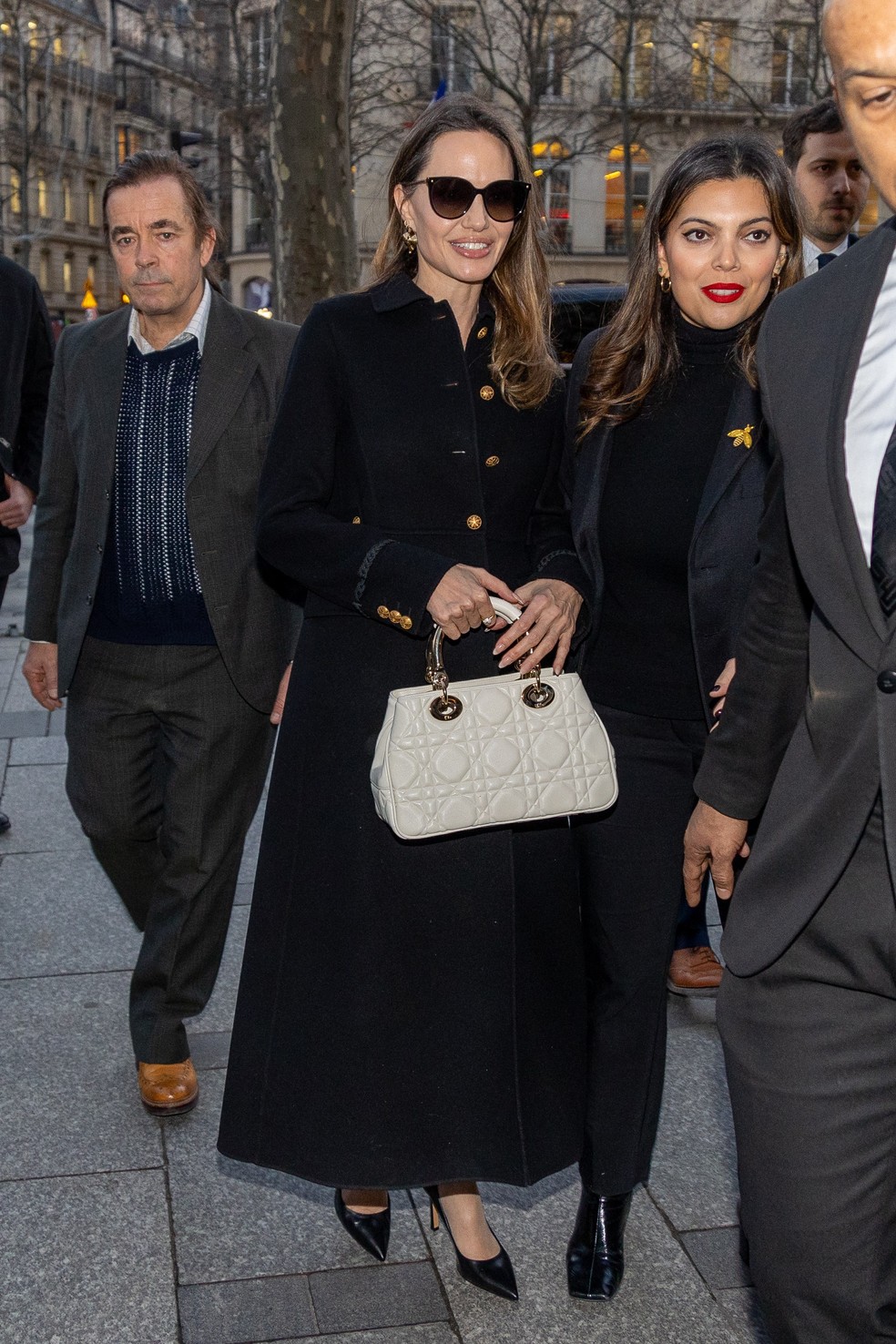 Angelina Jolie tem a bolsa perfeita para animar um look básico, Moda