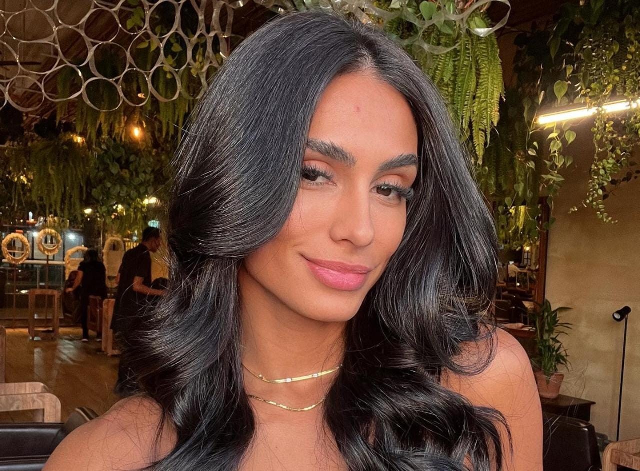 Carol Ramiro exibe produção de beleza após tratamento nos cabelos