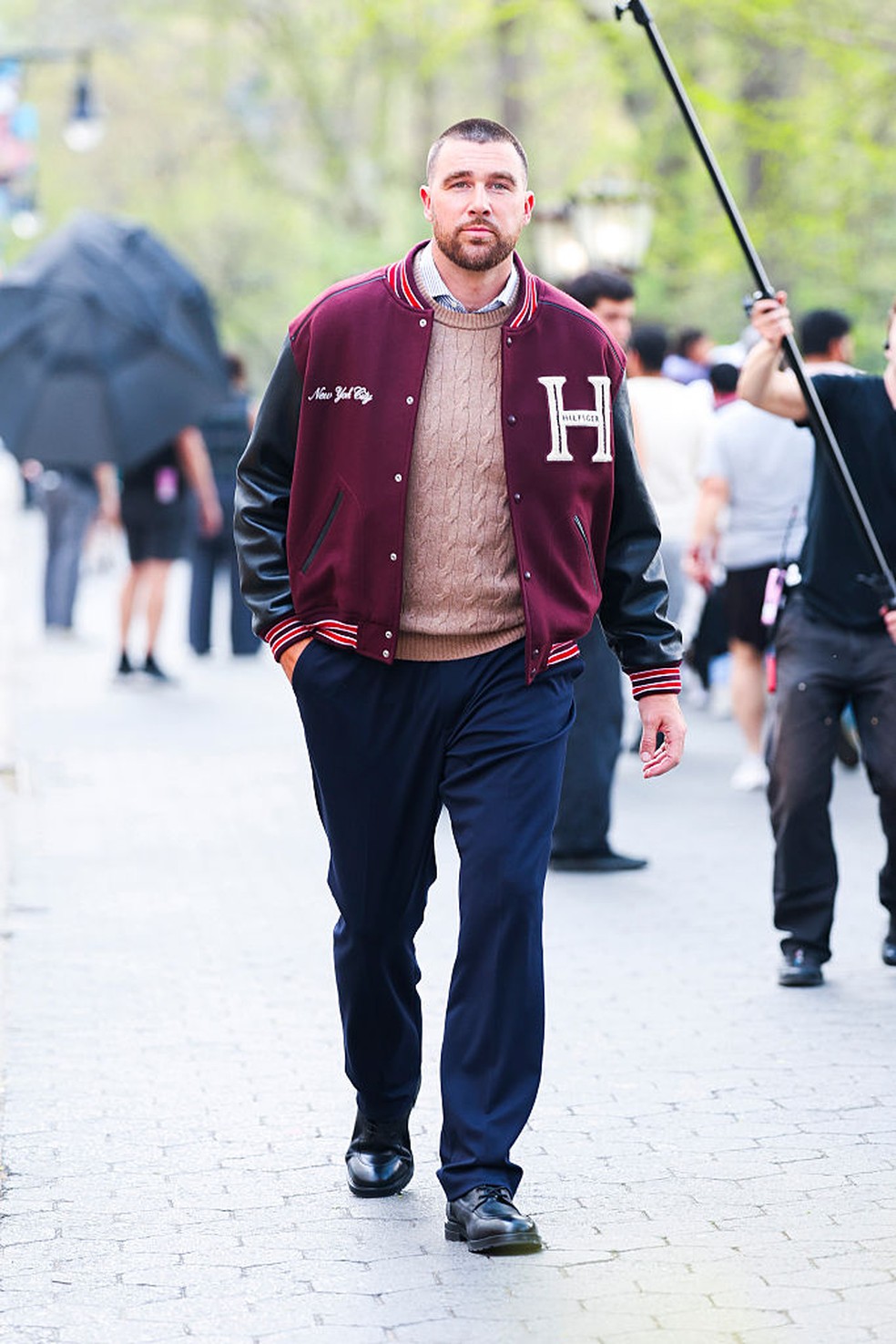 Travis Kelce no set de uma sessão de fotos da Tommy Hilfiger em Nova York, em 14 de abril de 2026 — Foto: GettyImages