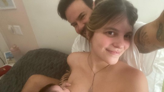 Paulinho Vilhena mostra a esposa amamentando a filha