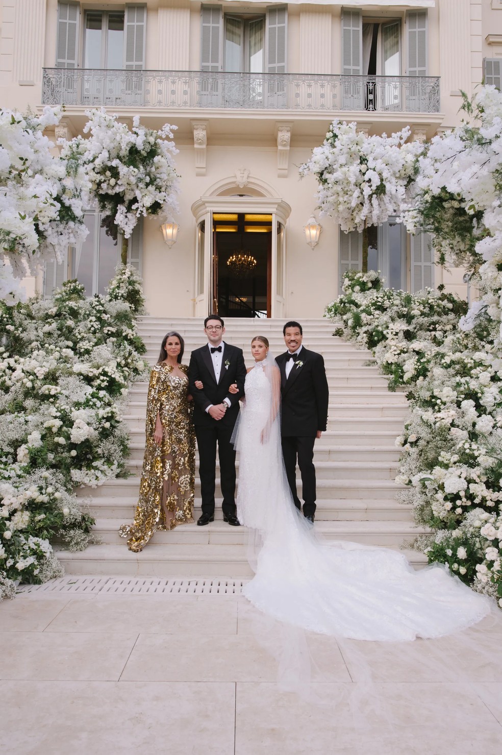 Os recém-casados com os pais de Sofia - Lionel Richie e Diane Alexander. — Foto: Norman & Blake