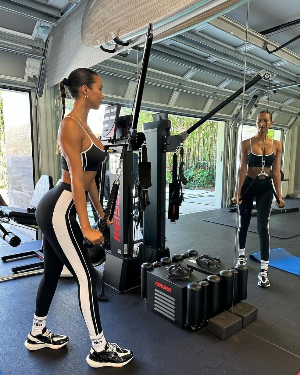 Lais Ribeiro exibe treino intenso em academia