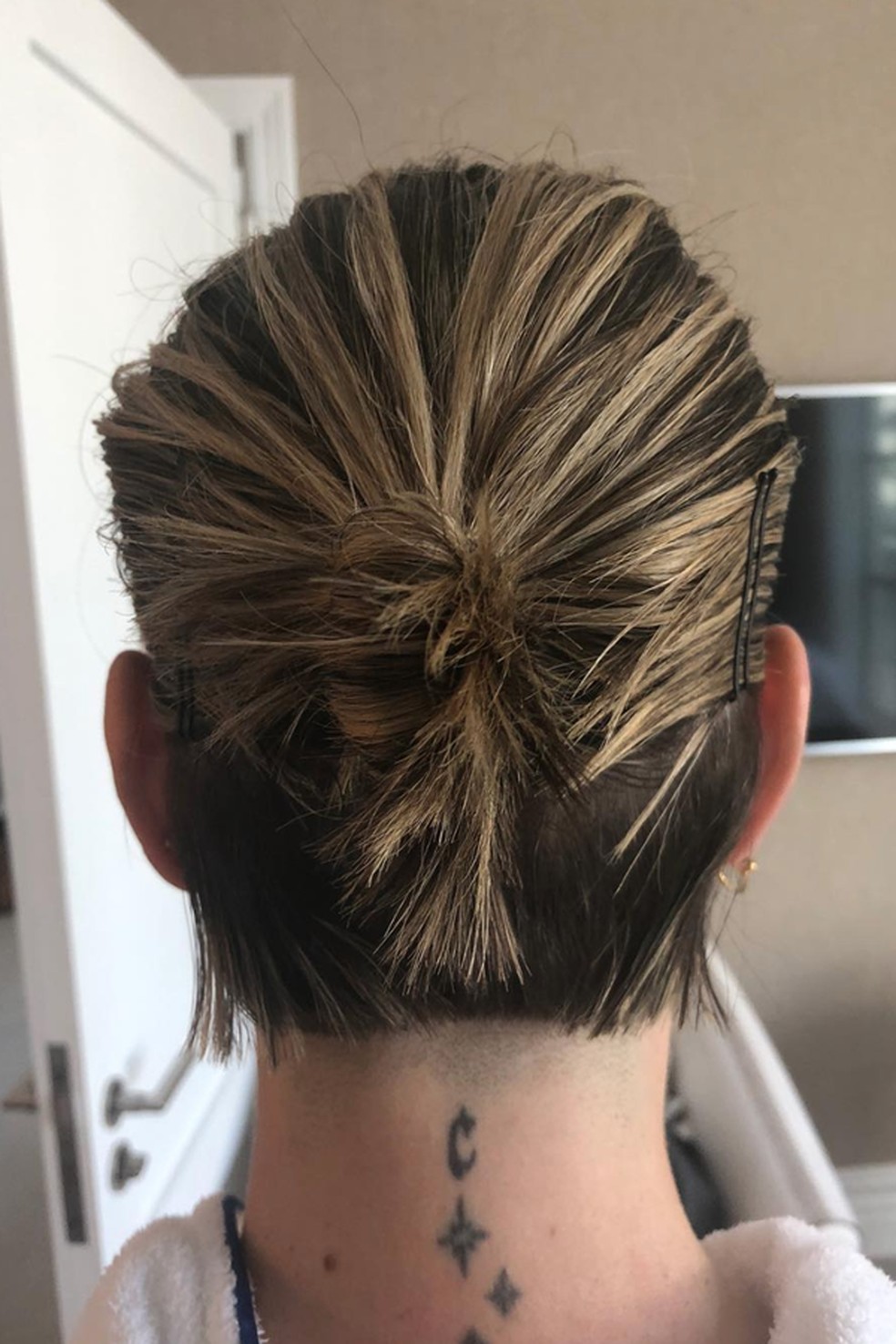 O cabelo de Sarah Paulson na pré-estreia de Onze Homens e Um Segredo (Foto: Instagram Chris McMillan/ Reprodução) — Foto: Vogue