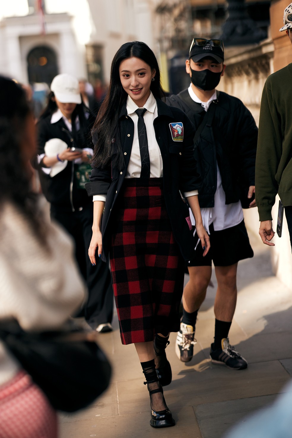 5 maneiras de usar a saia xadrez grunge dos anos 90 em 2025, do casual ao escritório  — Foto: Launchmetrics Spotlight