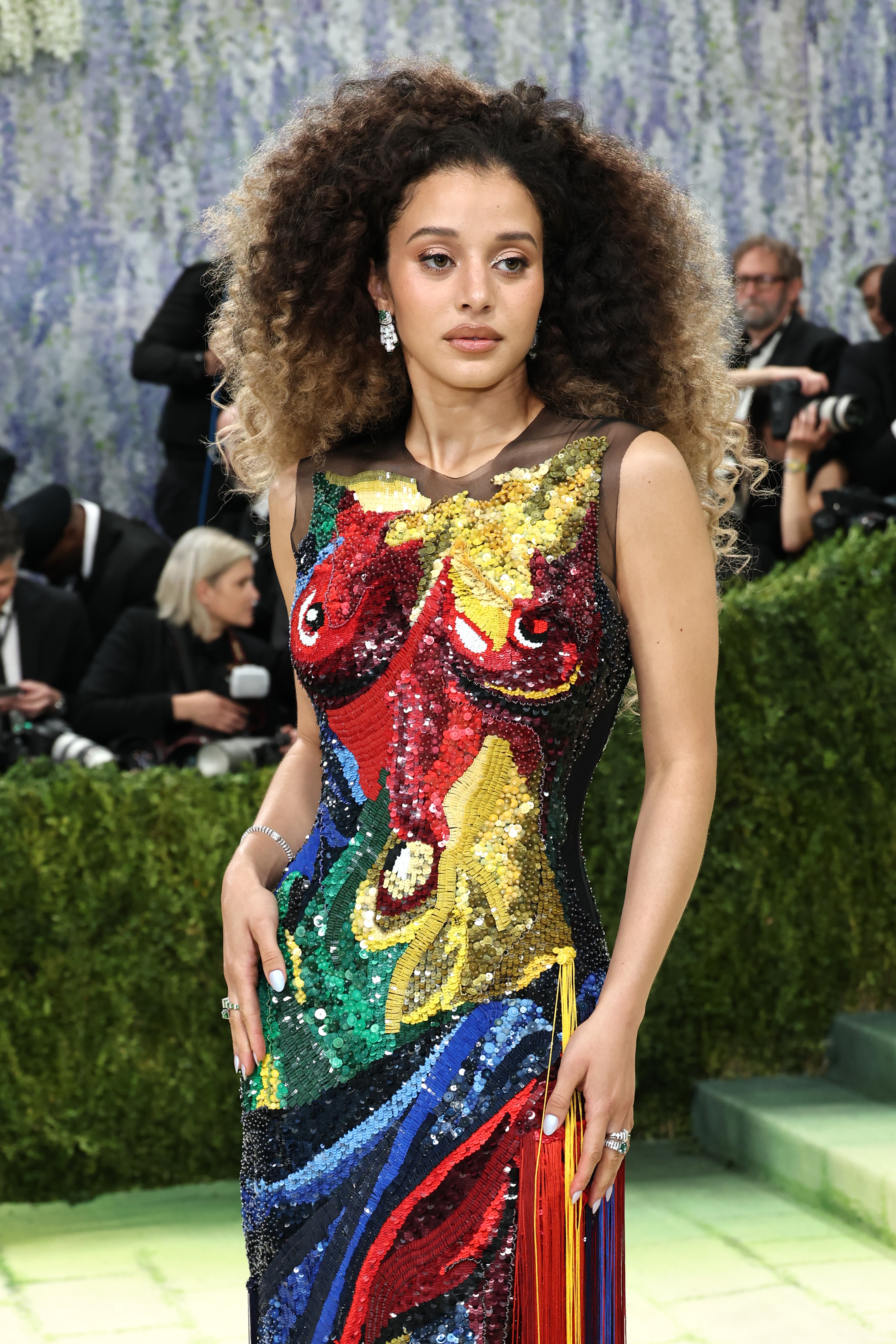 Chase Infiniti estreia nova cor de cabelo no Met Gala 2026