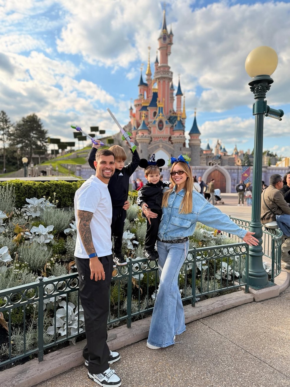 Bruno Guimarães e a esposa, Ana Lídia Guimarães, com os filhos na Disney de Paris — Foto: Reprodução/Instagram
