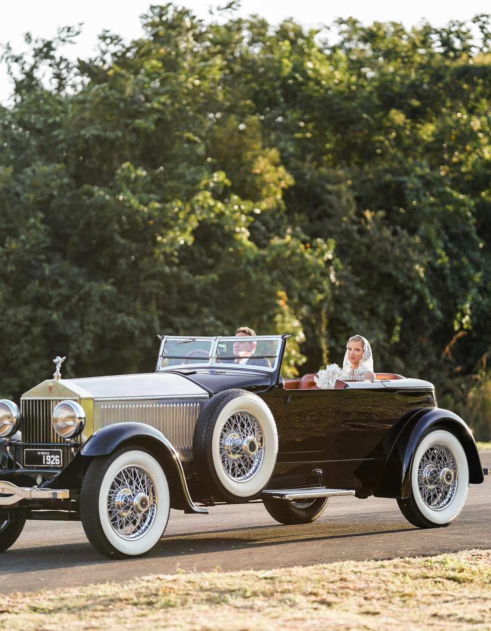Bella Salvati e o sogro, Nelson Piquet, em um Rolls Royce de 100 anos para a chegada da noiva — Foto: Divulgação