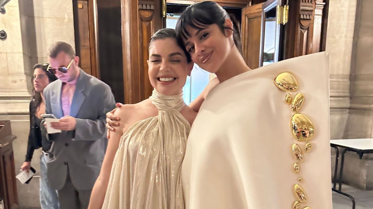 Gkay e Camila Cabello se reencontram no desfile de Stéphane Rolland