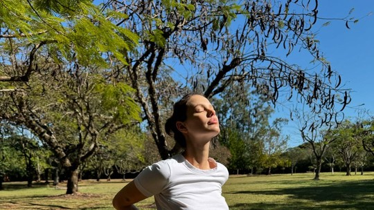 Grávida, Laura Neiva reforça vitamina D em parque