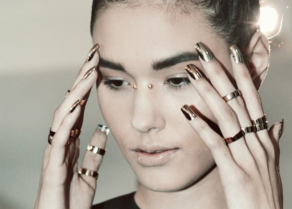 Saiba quais são os maus hábitos na hora de fazer as unhas e evite dores de cabeça (Foto: Gabriela Camerotti) — Foto: Vogue