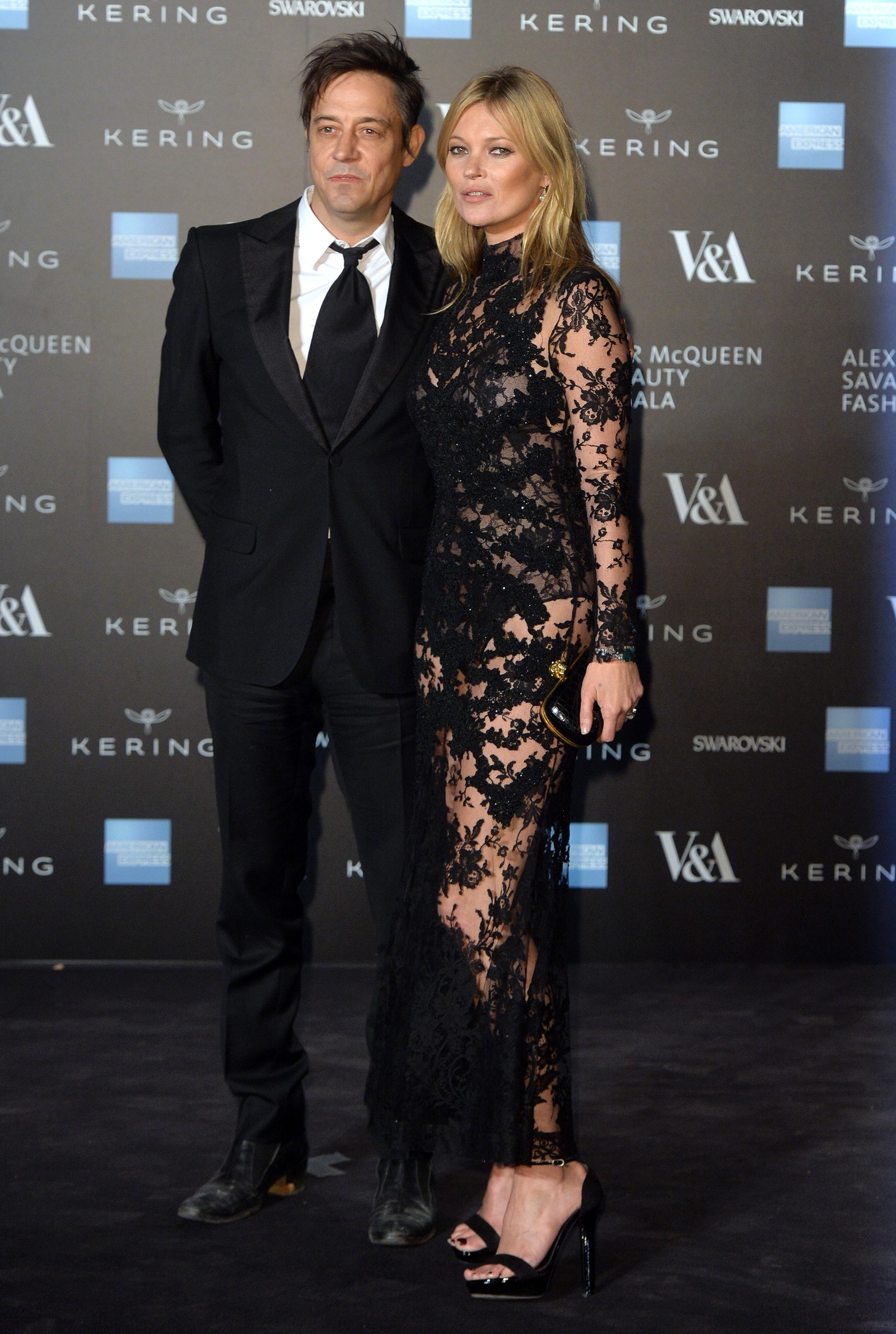 Jamie Hince e Kate Moss, com um vestido transparente de Alexander McQueen  