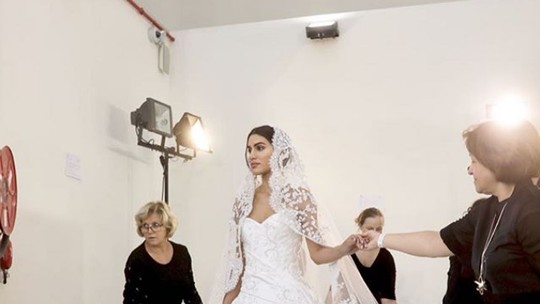 Camila Coelho desfila vestida de noiva para Ralph & Russo em Paris