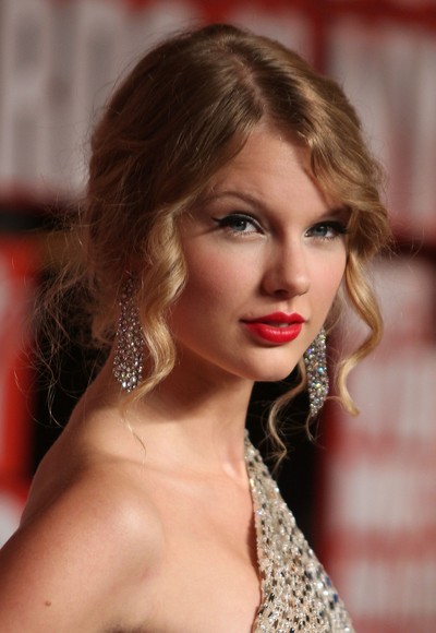 De princesinha country a ícone pop: a evolução de Taylor Swift, Celebridades