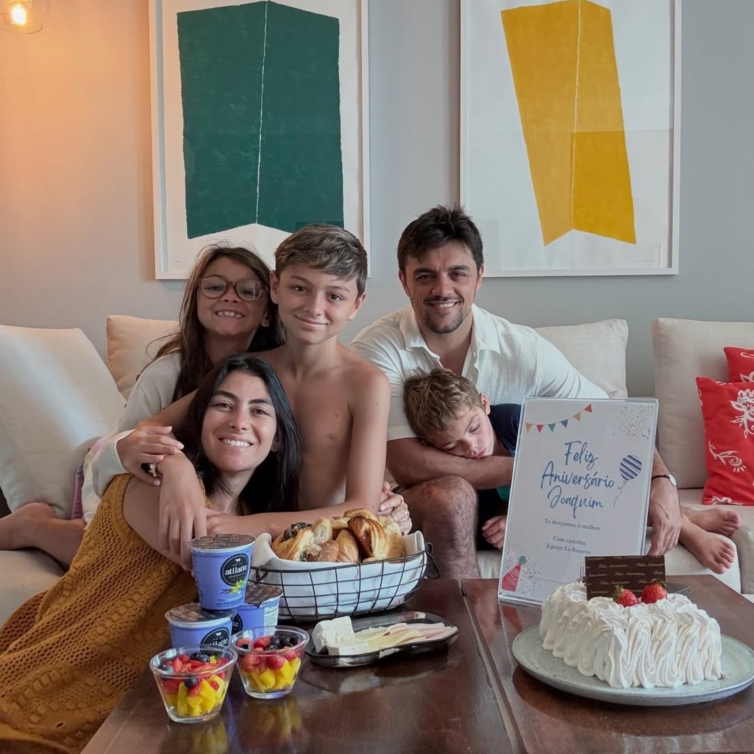 Felipe Simas e Mariana Uhlmann celebram aniversário de 12 anos do primogênito com viagem em família