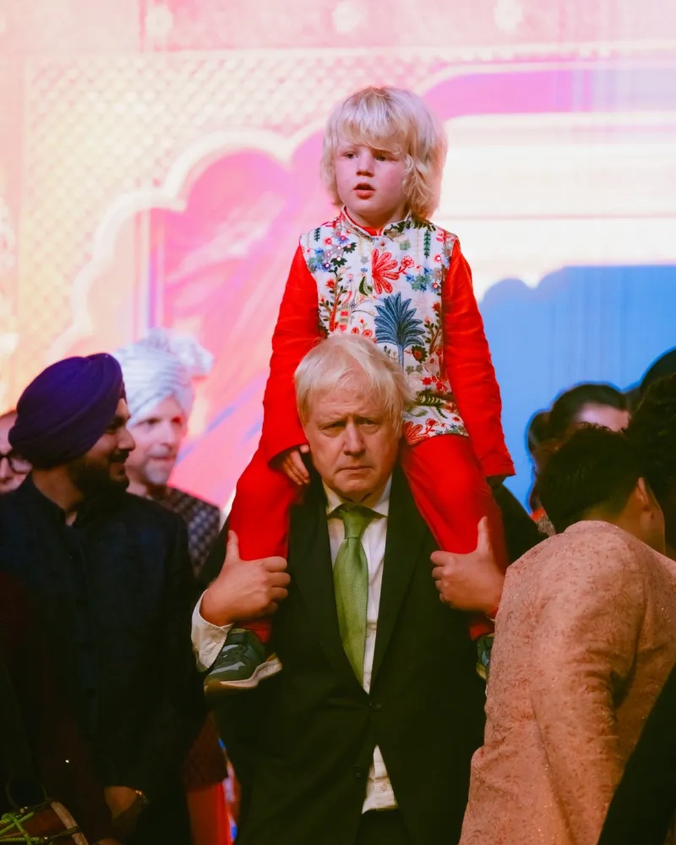 Boris Johnson e seu filho — Foto: Joseph Radhik