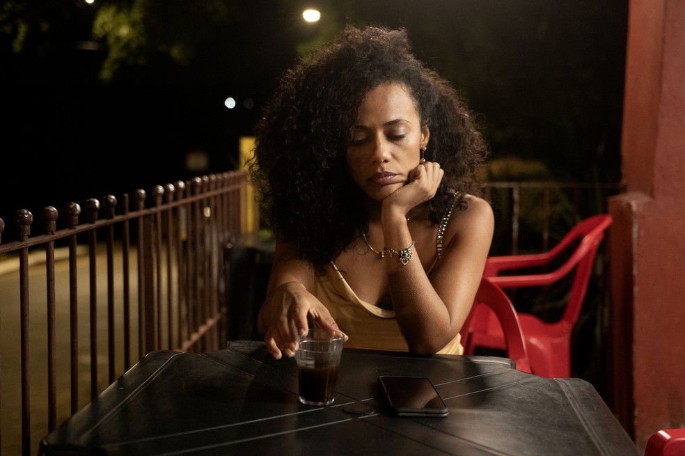 Naruna Costa vive Deborah em "Dolores" — Foto: Divulgação