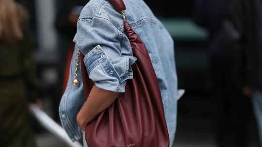 Esta bolsa de grife discreta está dominando o mês da moda