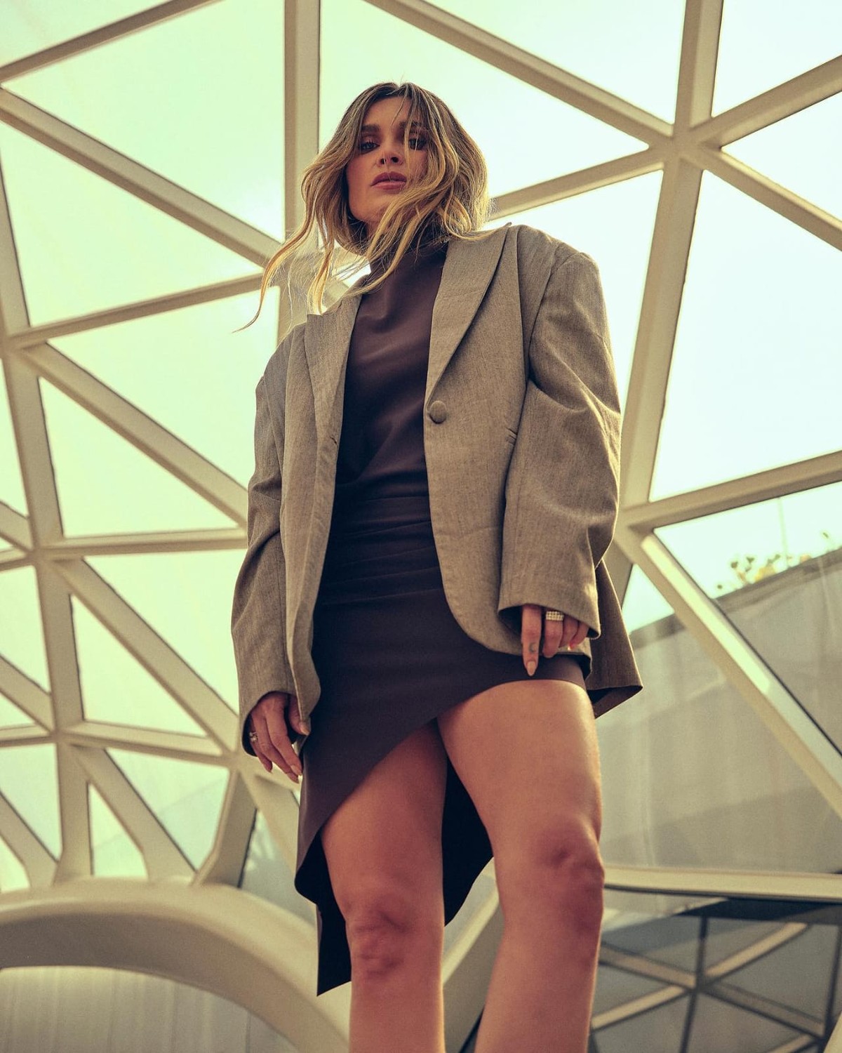 Flávia Alessandra elege look fashionista para posar em cenário luxuoso