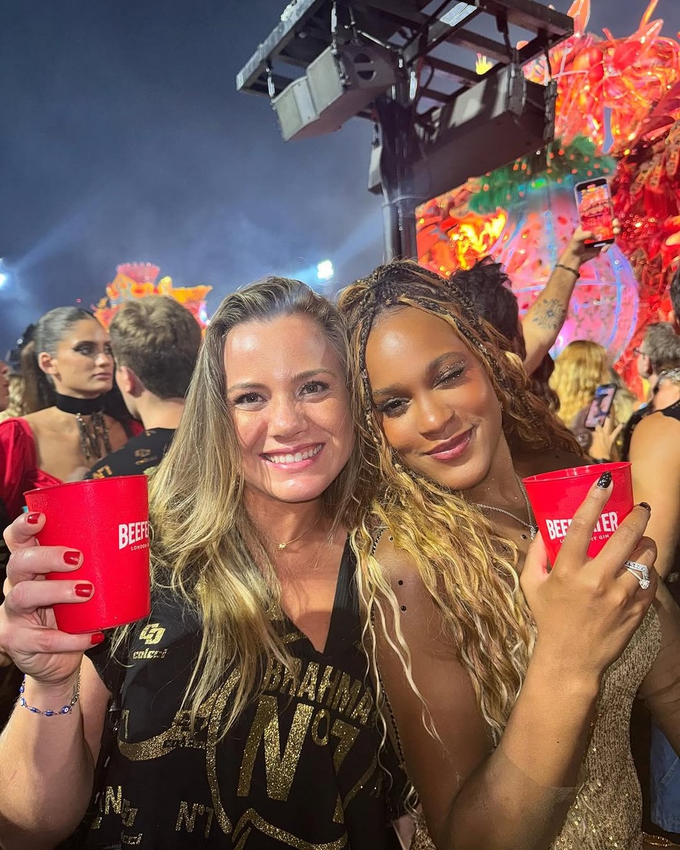 Rebeca Andrade abre álbum de fotos dos primeiros dias do mês — Foto: Reprodução/Instagram