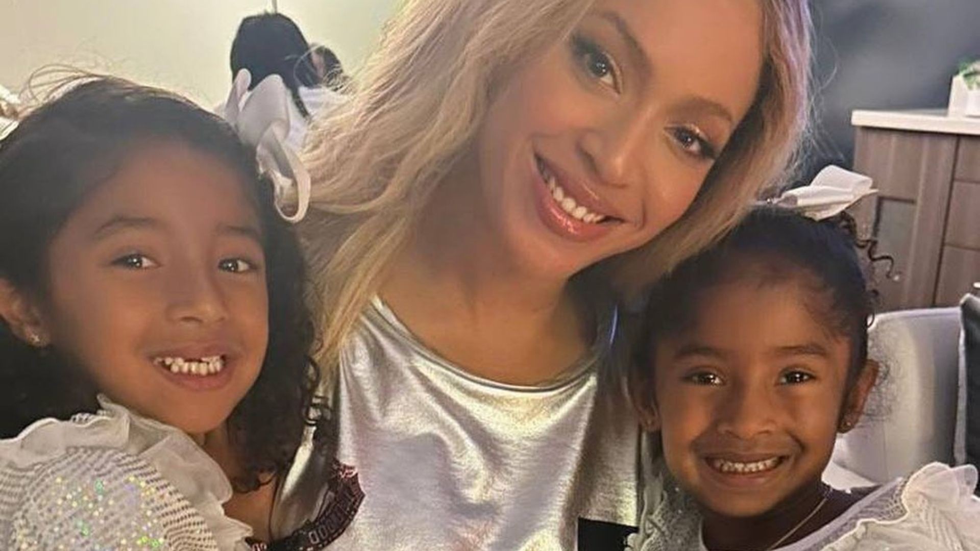 Beyoncé posa com as filhas de Kobe Bryant nos bastidores da Renaissance ...