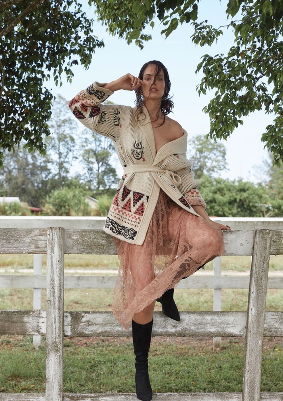 Tricô, saia, brincos e botas, tudo Dior (Foto: Eduardo Rezende) — Foto: Vogue