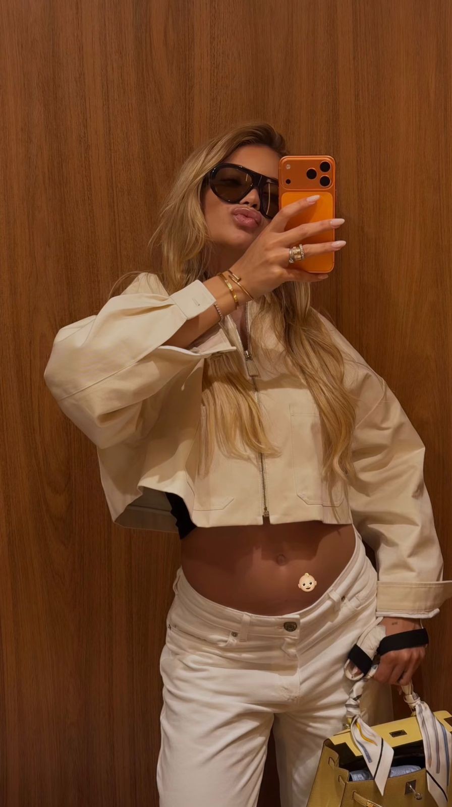 Gabriely Miranda exibe barriguinha de grávida em selfie no espelho