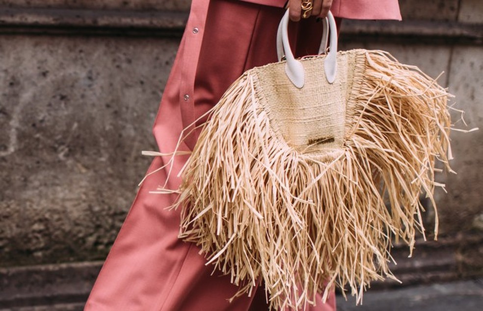 A nova bolsa de palha da Jacquemus (Foto: Imaxtree) — Foto: Vogue