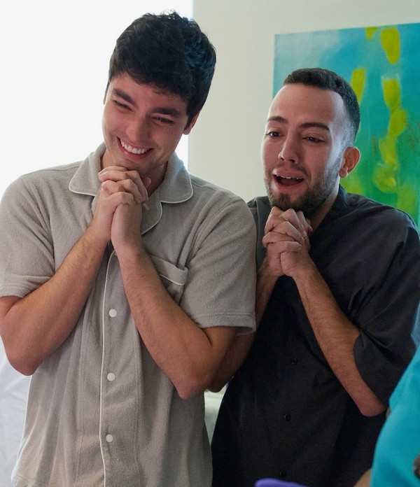 Lucas Rangel e Lucas Bley apresentam a filha, Mia