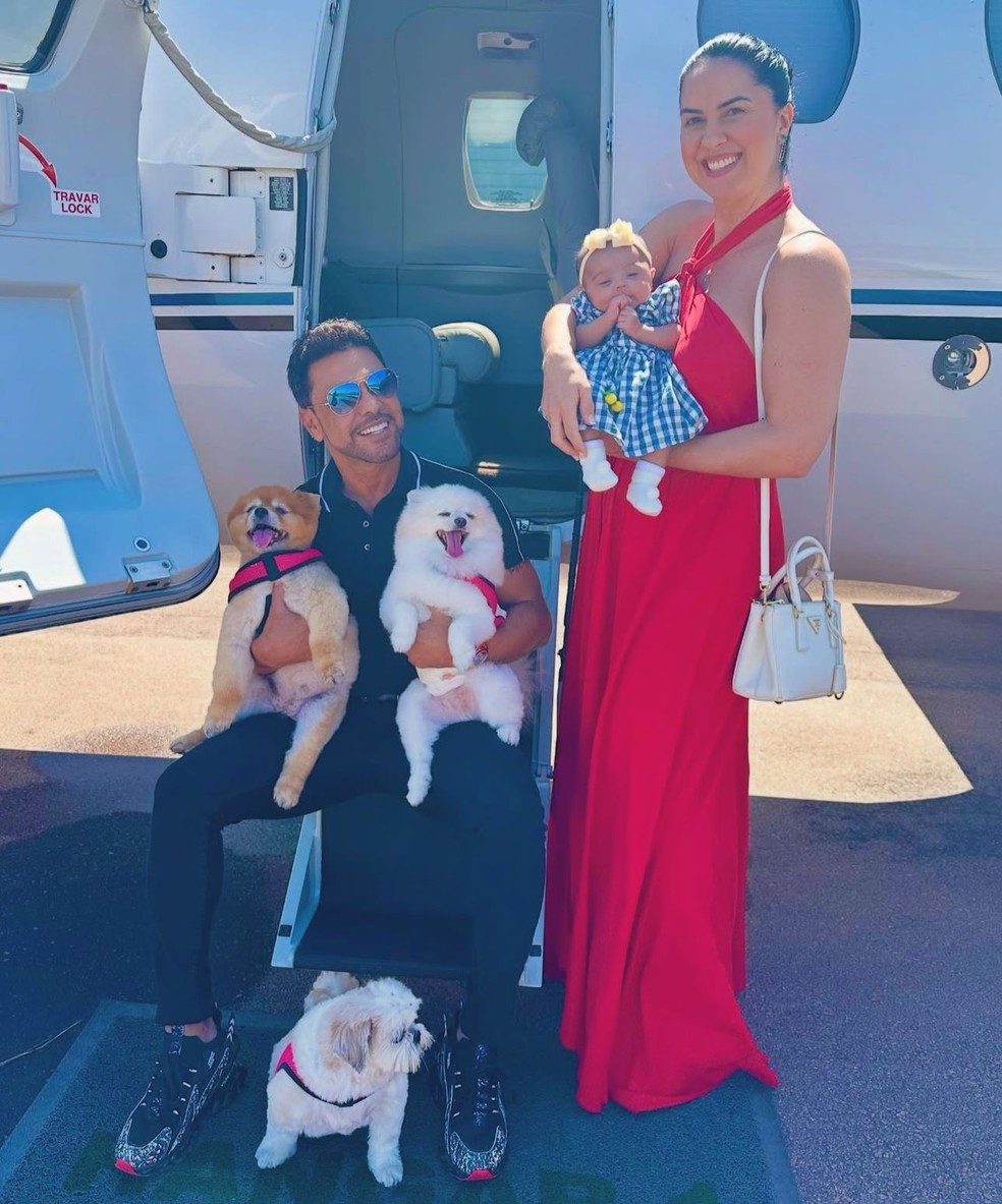 Gracile Lacerda posa com Zezé e filha — Foto: Reprodução/Instagram