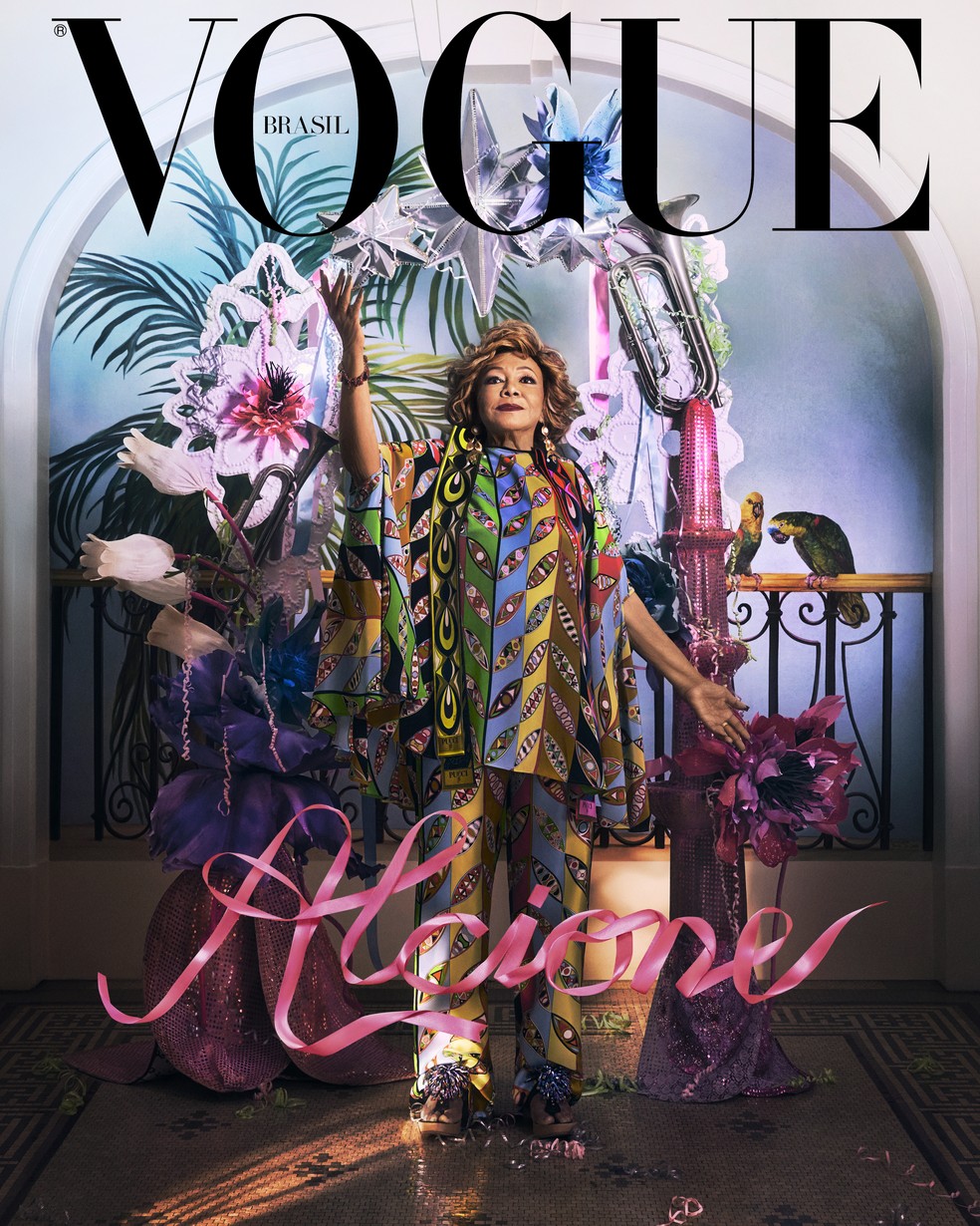 Alcione faz balanço dos 50 anos de carreira em capa da Vogue