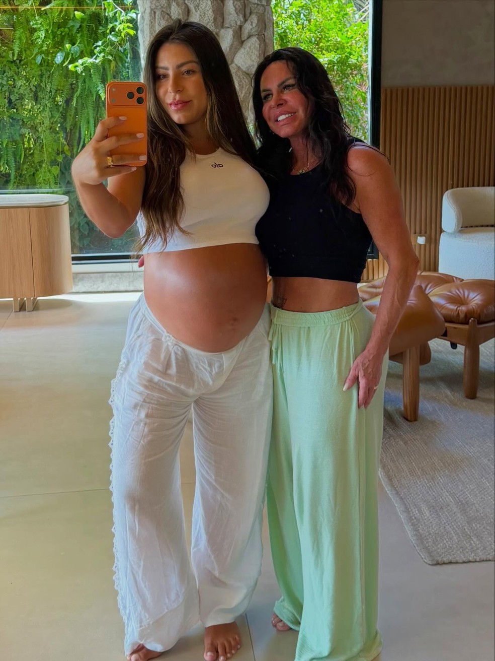 Andressa Miranda posa sorridente com a sogra Gretchen — Foto: reprodução/instagram