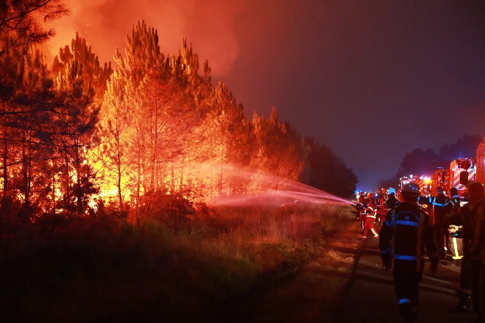 Bombeiros continuam combatendo um incêndio florestal perto da cidade de Mirabel-et-Blacons, no sudeste da França, em 28 de julho de 2026 — Foto: GettyImages