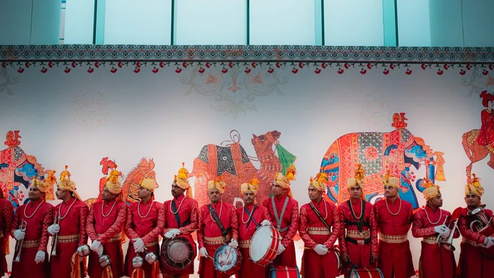 "Artistas fazem fila para o baraat" — Foto: Joseph Radhik