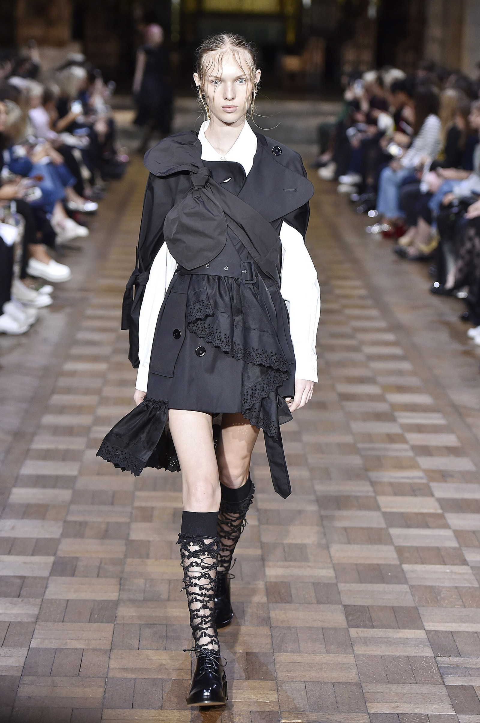 Simone Rocha assina verão romântico e marcado pela sensibilidade