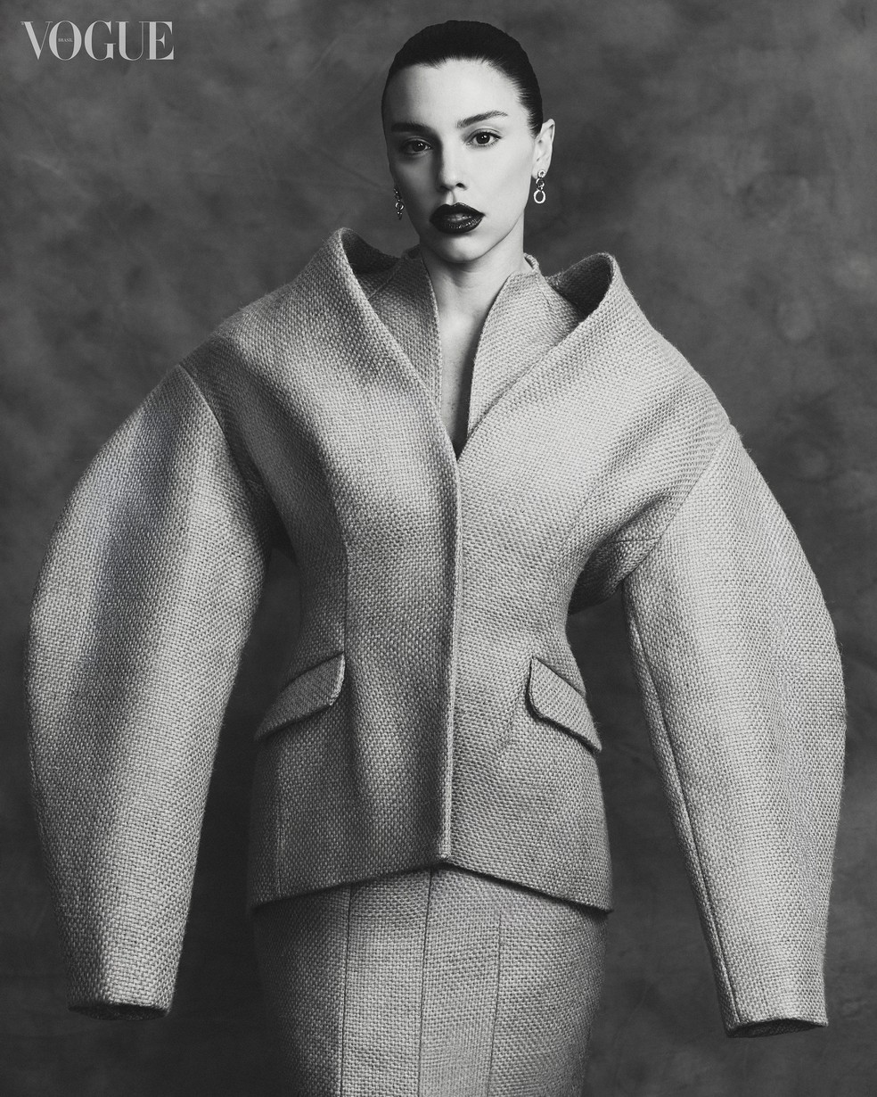 Alice Wegmann usa blazer e vestido NORMANDO, brincos de ouro amarelo e ouro branco 18K com diamantes — Foto: Vogue Brasil/ Juliana Rocha