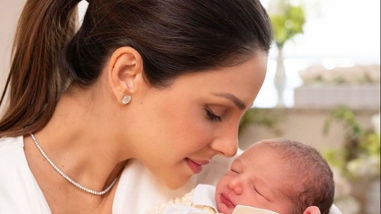 Carol Celico encanta com sequência de fotos com recém-nascido