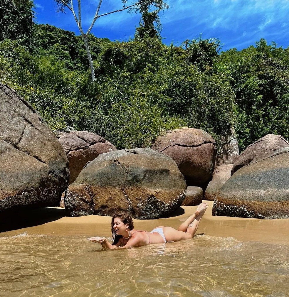Bárbara Borges posa em praia — Foto: Reprodução/Instagram