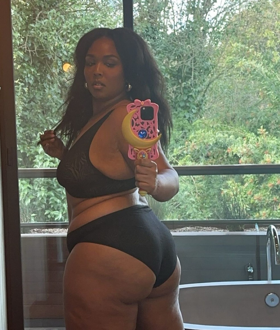 Lizzo posa em selfie no espelho — Foto: Reprodução/Instagram