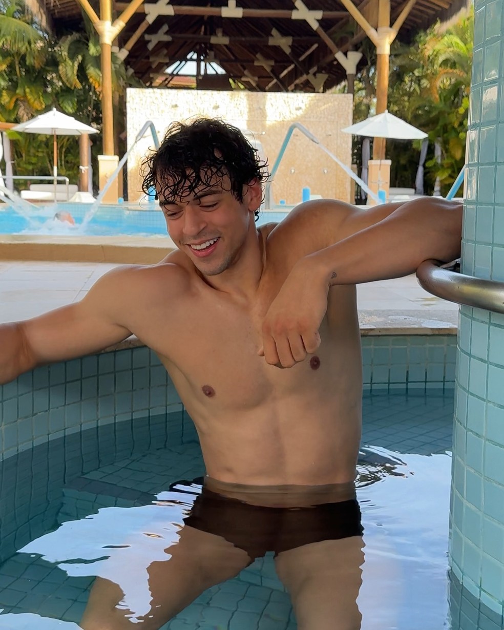 Victor Alexandre causa furor ao exibir físico na web: 'Deus grego'